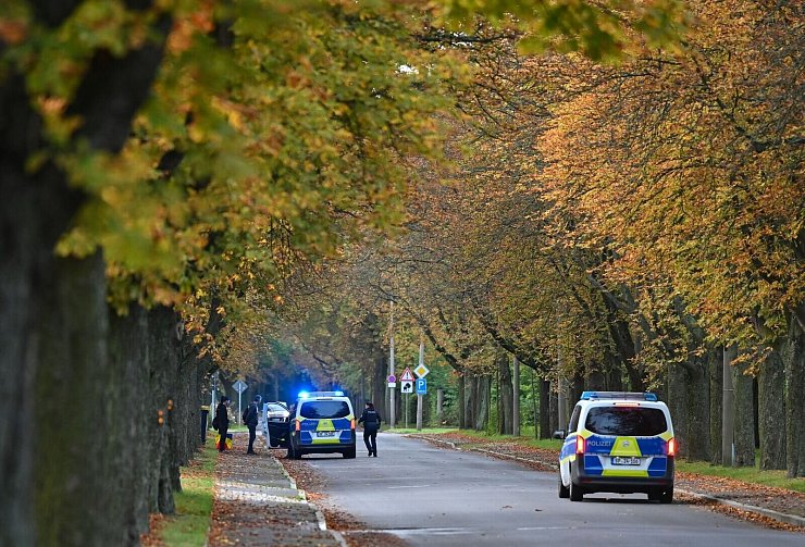 Die Polizei greift am Straßenrand unerlaubt eingereiste Migranten nahe der deutsch-polnischen Grenze auf. - © Patrick Pleul/dpa