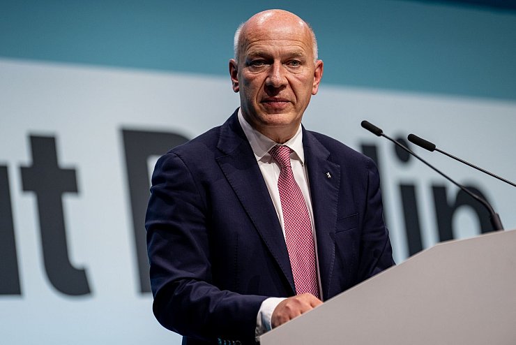 Der Regierende Bürgermeister Kai Wegner will einen Komplett-Umzug aller Bundesministerien nach Berlin (Archivbild). - © Fabian Sommer/dpa