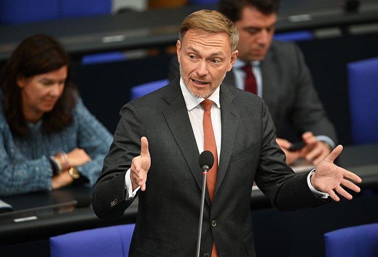 Stellt sich den Fragen der Abgeordneten: Christian Lindner - © Anna Ross/dpa