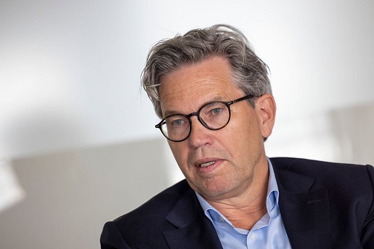 Marcel de Groot, der CEO von Vodafone Deutschland, spricht in der Firmenzentrale mit einem Journalisten. - © Thomas Banneyer/dpa