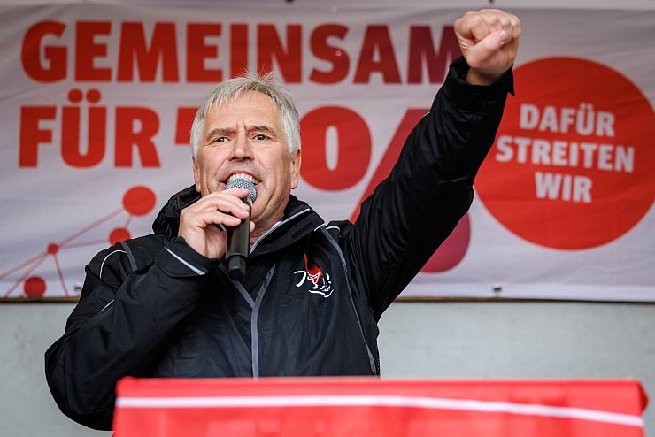 Kämpft für deutliche Lohnerhöhungen: Bayerns IG-Metall-Chef Horst Ott. (Archivbild) - © Daniel Karmann/dpa