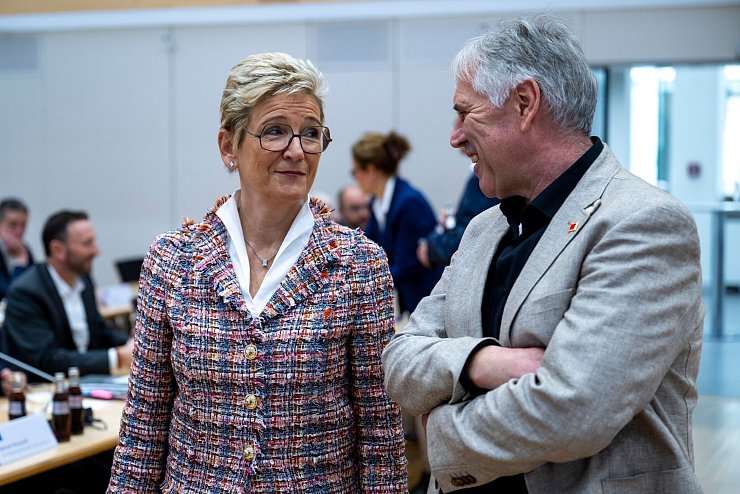 Peilen einen Pilotabschluss an: Horst Ott, Verhandlungsführer der IG Metall Bayern, und Angelique Renkhoff-Mücke, Verhandlungsführerin des Arbeitgeberverbands vbm. (Archivbild) - © Lennart Preiss/dpa