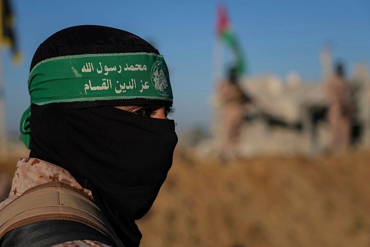 Kämpfer der islamistischen Terrororganisation Hamas. (Archivbild) - © Abdel Kareem Hana/AP/dpa