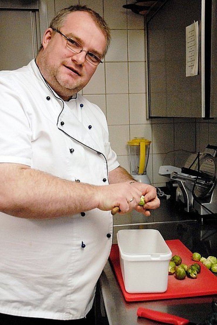 Der Chef kocht selbst: André Rogowski hat sich mit dem Schwalenberger "Ratskeller" selbstständig gemacht. - © Foto: Kreienmeier