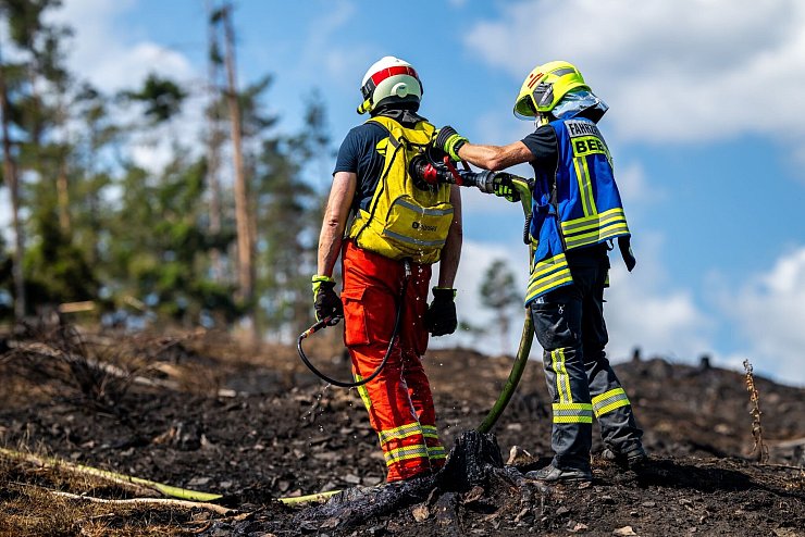 Aktuell seien rund 500 Helfer im Einsatz. - © Jacob Schröter/dpa