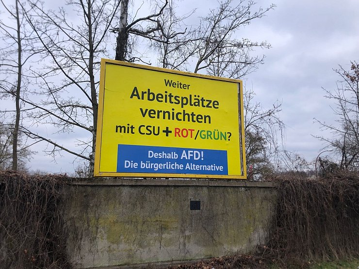 Auffällige AfD-Wahlwerbung wie hier in Bamberg ist auch in anderen Städten in Deutschland zu sehen. Es handelt sich nicht um offizielle AfD-Wahlplakate, sondern um eine Aktion des Spenders Gerd Dingler aus Österreich. (Archivbild) - © David Hutzler/dpa