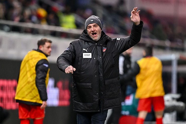 Trainer Frank Schmidt kämpft mit dem 1. FC Heidenheim gegen den Abstieg aus der Fußball-Bundesliga. - © Harry Langer/dpa
