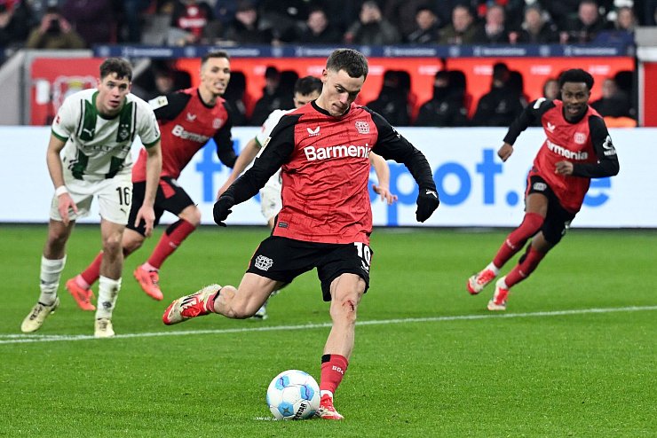Wie schon im Hinspiel in Gladbach erzielte Florian Wirtz gegen die Borussia wieder einen Doppelpack. - © Federico Gambarini/dpa