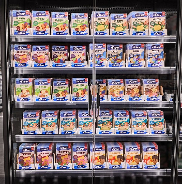 Auf einigen Milram-Käseverpackungen sind Menschen verschiedener Hautfarben zu sehen. - © DMK Group/dpa