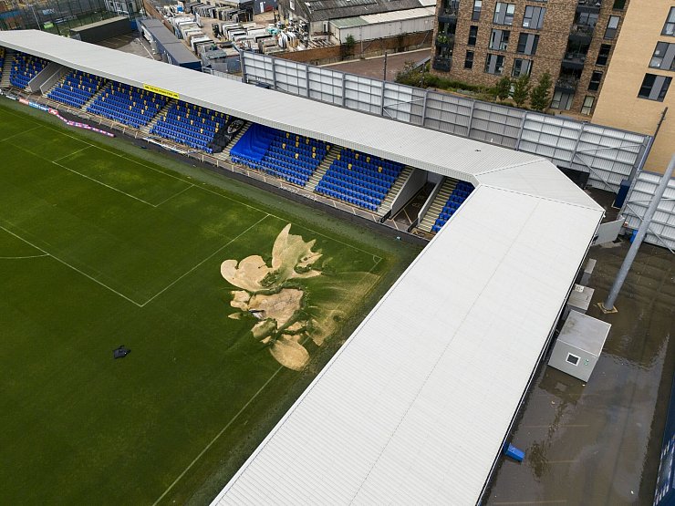 Das Ligapokal-Spiel des AFC Wimbledon gegen Newcastle United musste nach der Überschwemmung abgesagt werden. - © Jordan Pettitt/PA Wire/dpa