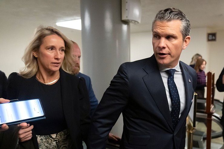 Bei Hegseth\\\' Werbetour im Senat ist seine Ehefrau Jennifer Rauchet auch dabei. - © Mark Schiefelbein/AP/dpa