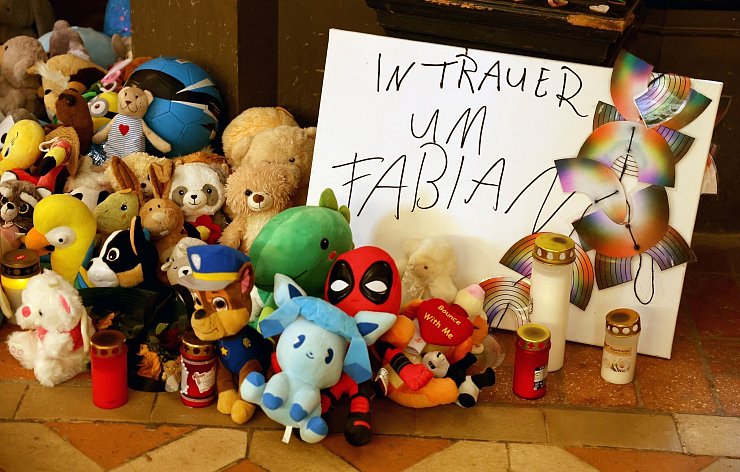 In der Marienkirche in Güstrow erinnern Plüschtiere und Grablichter an den getöteten Fabian. - © Bernd Wüstneck/dpa