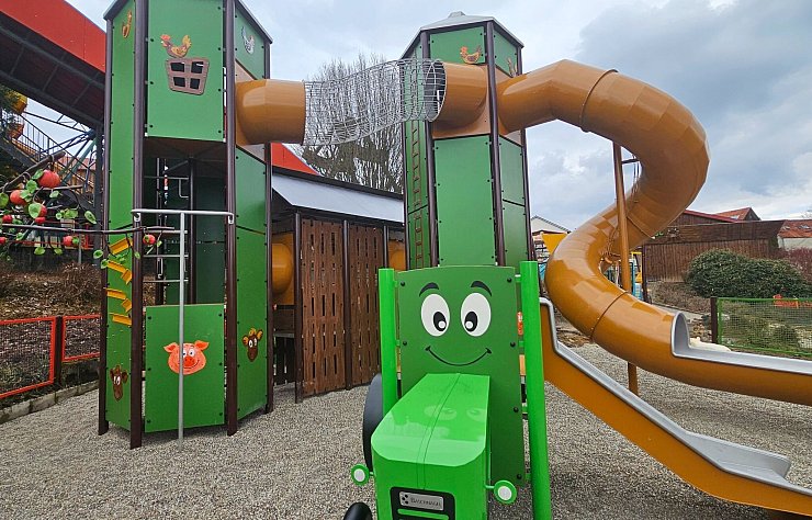 Ein Spielplatz in Bauernhof-Optik ist eines der neuen Highlights im Schwaben-Park. - © Schwaben Park/dpa-tmn