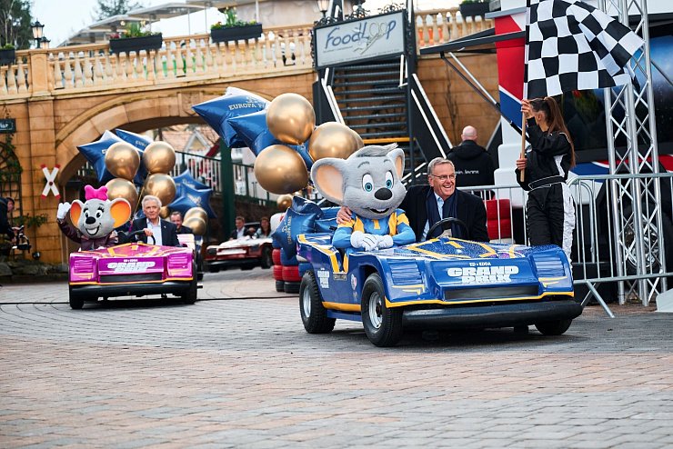 Die Europa-Park-Maskottchen Ed und Edda Euromaus bekommen mit «Grand Prix EDventure» ein eigenes Fahrgeschäft. - © Europa-Park/dpa-tmn
