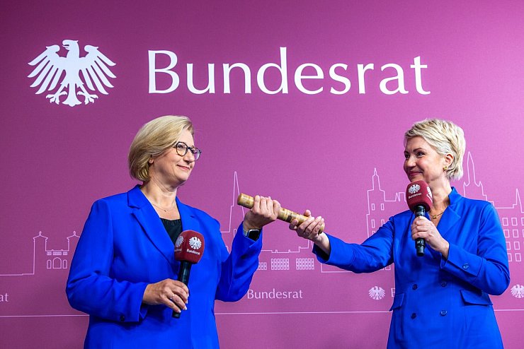 Staffelstabsübergabe: Anke Rehlinger (links) übernimmt von Manuela Schwesig die Bundesratspräsidentschaft. (Archivbild) - © Jens Büttner/dpa
