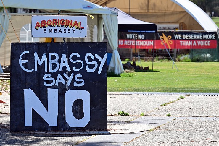 Eine symbolisch errichtete Aborigine-Botschaft in der Hauptstadt Canberra ist gegen die Gremium-Lösung für Indigene. - © Mick Tsikas/AAP/dpa