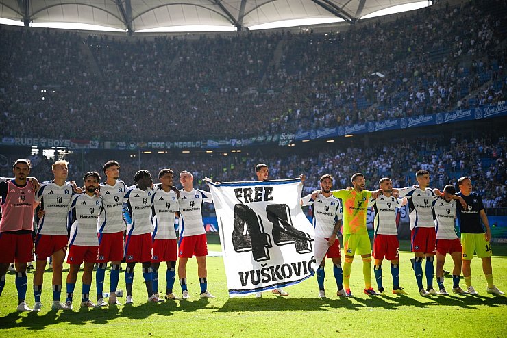 Die Mannschaft des Hamburger SV steht voll hinter Mario Vuskovic. - © Gregor Fischer/dpa