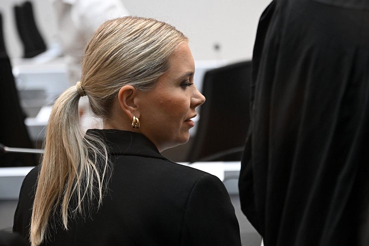 Die Schwester Eve Laur des getöteten Polizisten Rouven Laur verfolgte die Urteilsverkündung. - © Marijan Murat/dpa
