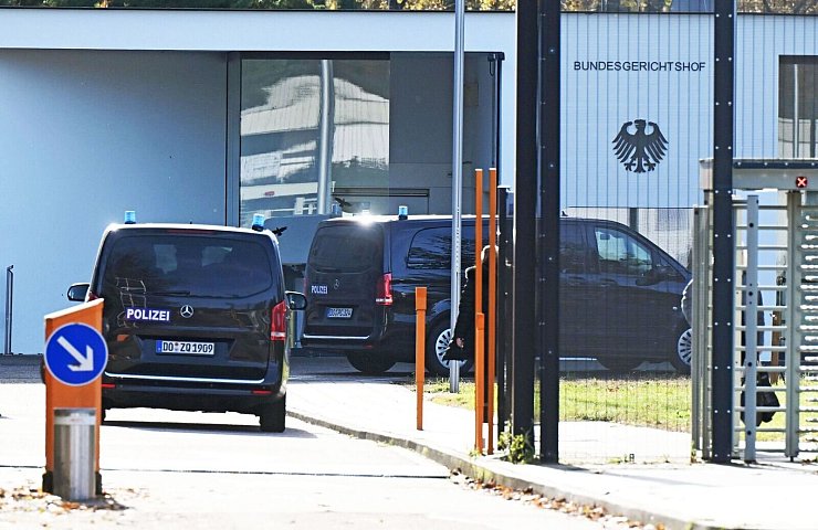 Die Bundesanwaltschaft ließ den Mann nach Karlsruhe bringen. (Archivbild) - © Uli Deck/dpa