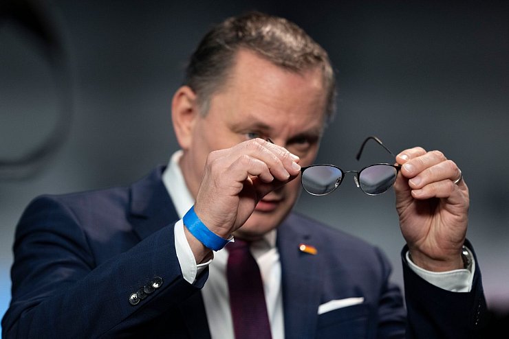 Der AfD-Vorsitzende, Tino Chrupalla, hat versprochen, Alice Weidel im Wahlkampf den Rücken zu stärken. Die Co-Vorsitzende soll für die Partei als Kanzlerkandidatin antreten. - © Sebastian Kahnert/dpa