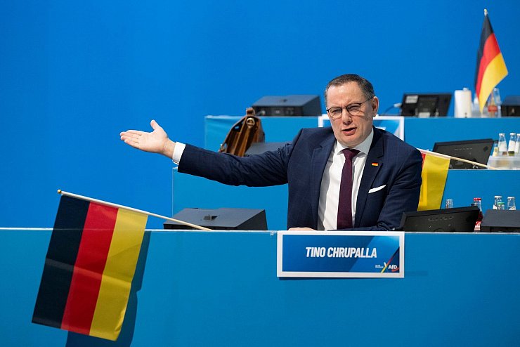 Die Deutschland-Fähnchen, die am Eingang der Halle verteilt wurden, wurden von den Delegierten bei verschiedenen Gelegenheiten geschwenkt. - © Sebastian Kahnert/dpa
