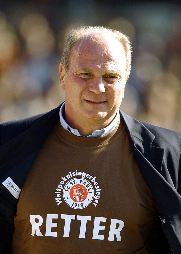 Vor mehr als 20 Jahren half Uli Hoeneß mit dem FC Bayern bei der Rettung des FC St. Pauli. - © Carmen Jaspersen/dpa