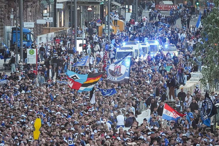 Hamburgs Fußballfans jubeln und feiern auf dem Jungfernstieg - dieZweitliga-Teams der Männer und der Frauen des Hamburger SV sind in die Bundesliga aufgestiegen. - © Marcus Brandt/dpa