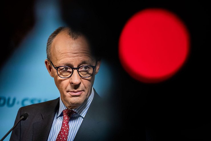 CDU-Chef Friedrich Merz will einen anderen Rentenkurs als die Regierung. - © Christoph Soeder/dpa