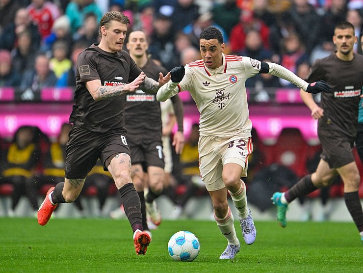 Trieb das Münchner Spiel immer wieder an: Jamal Musiala (r). - © Peter Kneffel/dpa