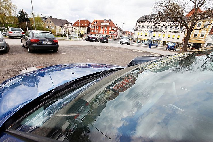 Für diesen Zweck wird der Hasselter Platz zunächst weiter genutzt. Für eine Einzelhandelsnutzung ist er schwierig zu entwickeln. - © Foto: Gerstendorf-Welle