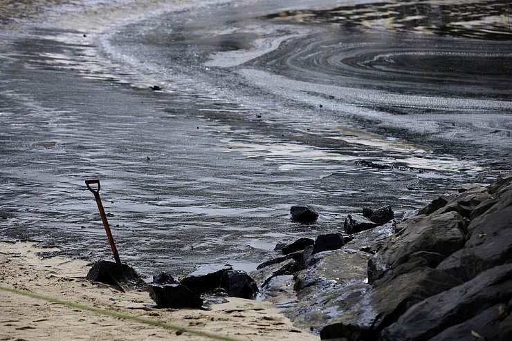 Solche Bilder soll es von der Ostsee nicht geben. (Foto Illustration) - © Suhaimi Abdullah/AP/dpa