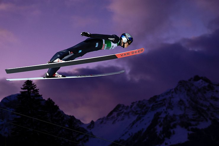 Skispringen: Andreas Wellinger springt vor einem tollen Abendhimmel beim Weltcup in Engelberg. - © Philipp Schmidli/KEYSTONE/dpa