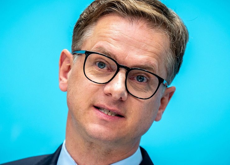 CDU-Generalsekretär Carsten Linnemann sagt, das Kabinett wolle sich demnächst in einer Sitzung ausschließlich mit dem Abbau bürokratischer Hürden beschäftigen. (Archivfoto) - © Michael Kappeler/dpa