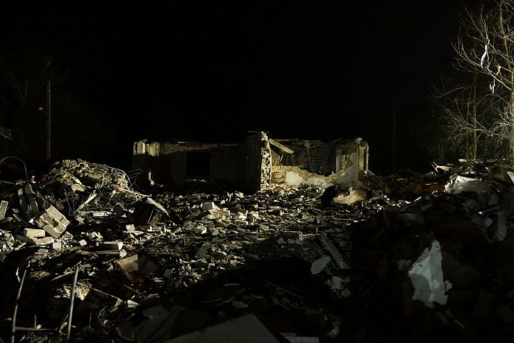 Reste eines zerstörtes Gebäudes stehen nach einem russischen Raketenangriff in dem Dorf Hroza. - © Alex Babenko/AP