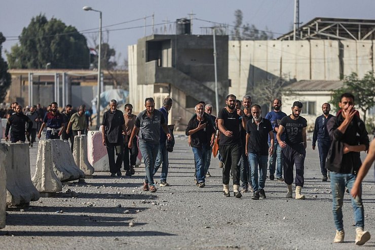 Die israelische Armee lässt 3.200 palästinensische Arbeiter über einen Grenzübergang im südlichen Gazastreifen frei. - © Mohammed Talatene/dpa