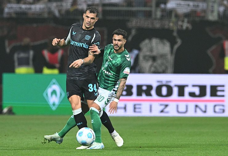 Mittelfeldstratege Granit Xhaka (l.) war nach Leverkusens 2:2 unzufrieden. - © Carmen Jaspersen/dpa
