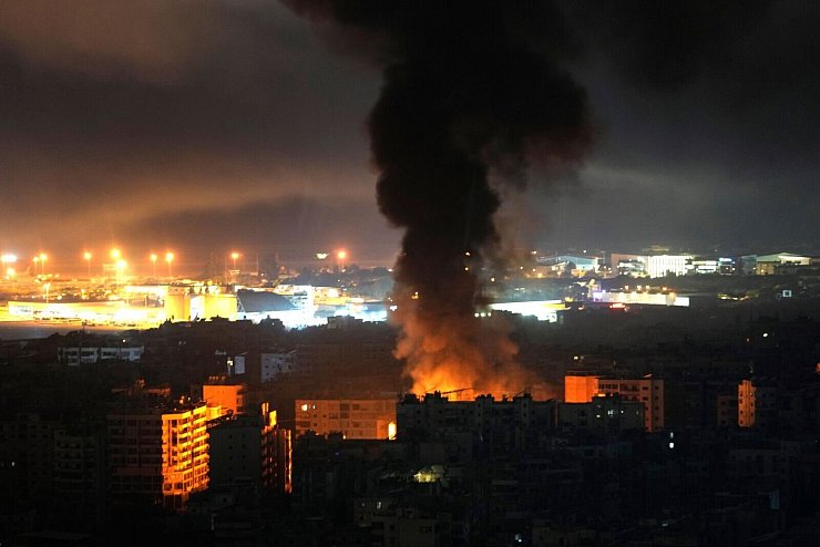 Erneut wird Libanons Hauptstadt Beirut zum Ziel von Angriffen. - © Hussein Malla/AP/dpa