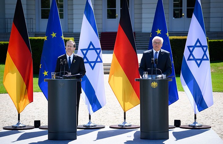 Die Präsidenten Deutschlands und Iraels, Steinmeier und Herzog, berichten in einer Pressekonferenz über ihr Gespräch. - © Bernd von Jutrczenka/dpa
