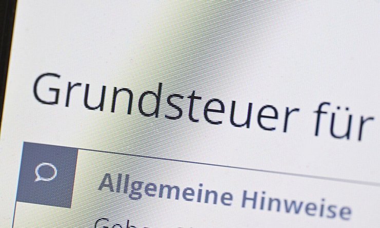Die Neufassung der Grundsteuer beschäftigt die Finanzgerichte bundesweit. (Symbolbild) - © Bernd Weißbrod/dpa