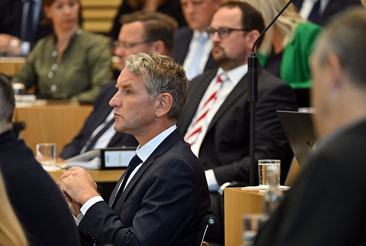 AfD-Landeschef Björn Höcke nimmt auch den Verfassungsgerichtshof Thüringen ins Visier. - © Martin Schutt/dpa