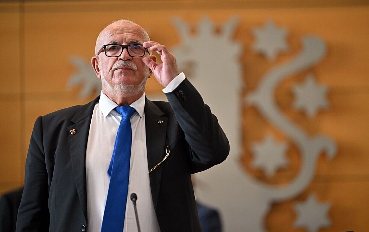 Der Thüringer Verfassungsgerichtshof machte Alterspräsident Jürgen Treutler von der AfD klare Vorgaben. - © Martin Schutt/dpa