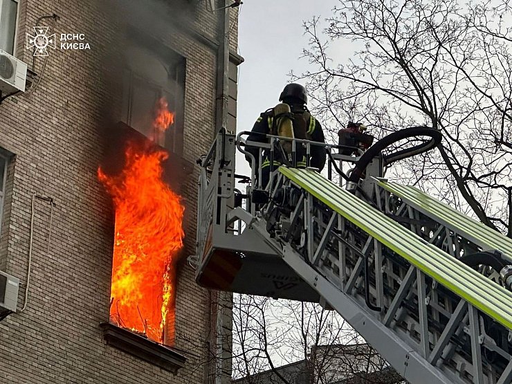 Die ukrainische Hauptstadt verzeichnet nach einem russischen Drohnenangriff mehrere Brände und Verletzte. - © Uncredited/Ukrainian Emergency Service/AP/dpa