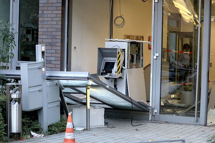 Hatten die Geldautomaten-Bomber in den ersten Jahren Gas in die Automaten geleitet und dann gezündet, waren sie wegen der zunehmend besser gesicherten Automaten schließlich auf Sprengstoff umgestiegen. - © Oliver Berg/dpa