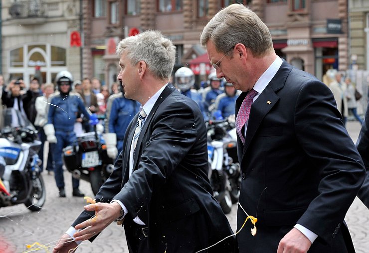 Wulff (r) ist nicht der Einzige, der im April 2011 getroffen wird. (Archivbild) - © picture alliance / Boris Roessler/dpa