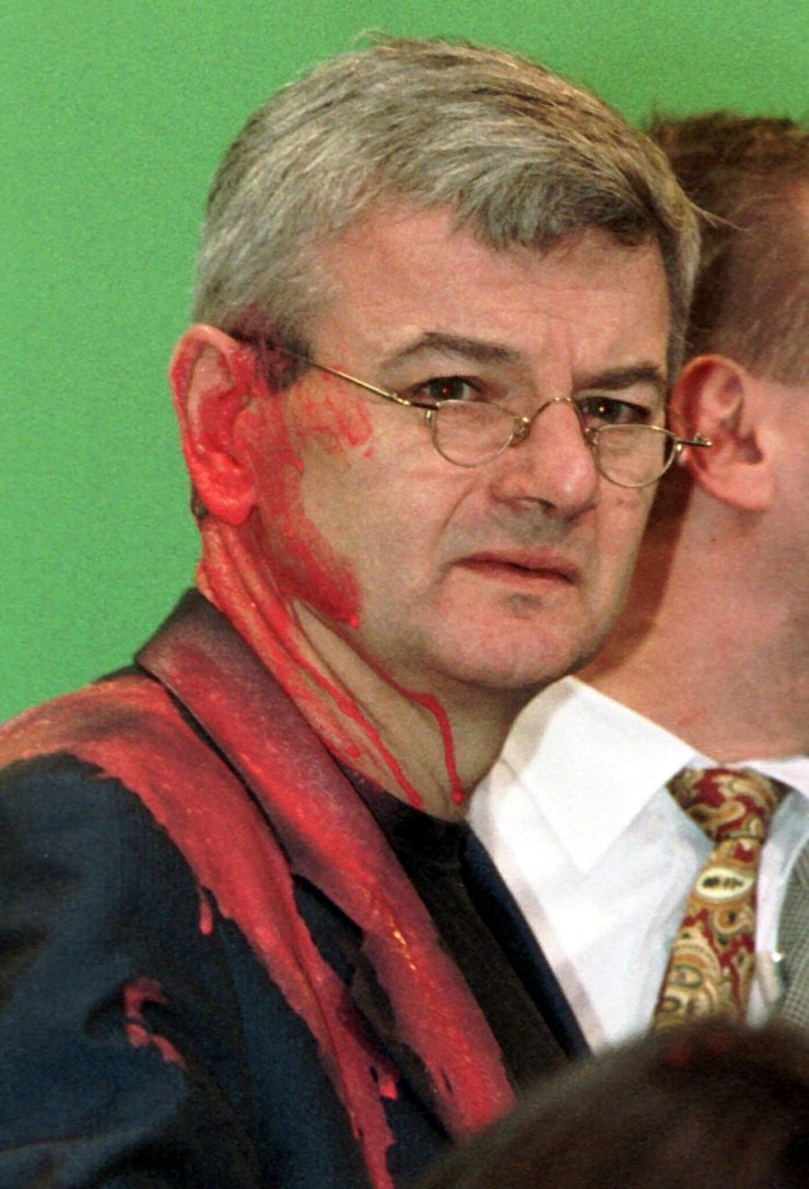 Fischer wird am Ohr von einem Farbbeutel getroffen. (Archivbild) - © picture-alliance / dpa