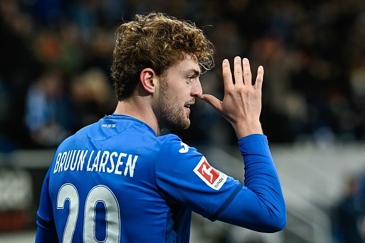 Jacob Bruun Larsen zeigt RB Leipzig die lange Nase - © Uwe Anspach/dpa