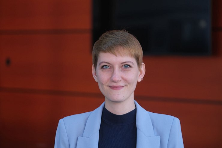 Die Queerbeauftragte Sophie Koch sieht den Ausschluss von Gruppen vom CSD kritisch. (Archivfoto) - © Sebastian Willnow/dpa