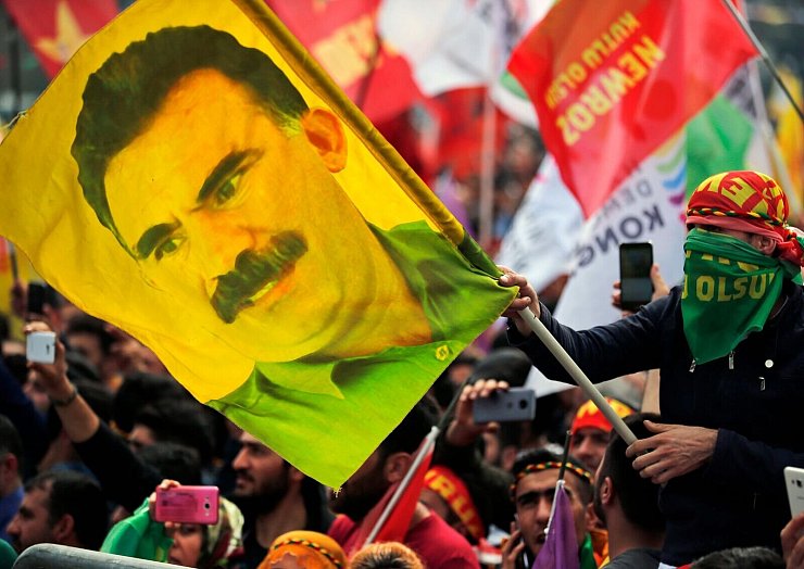 Öcalan hatt die PKK im Februar zur Auflösung aufgerufen. - © Lefteris Pitarakis/AP/dpa