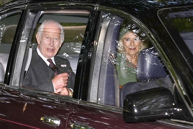 Ihr Sohn König Charles III. hat kein leichtes Jahr hinter sich. - © Aaron Chown/PA Wire/dpa