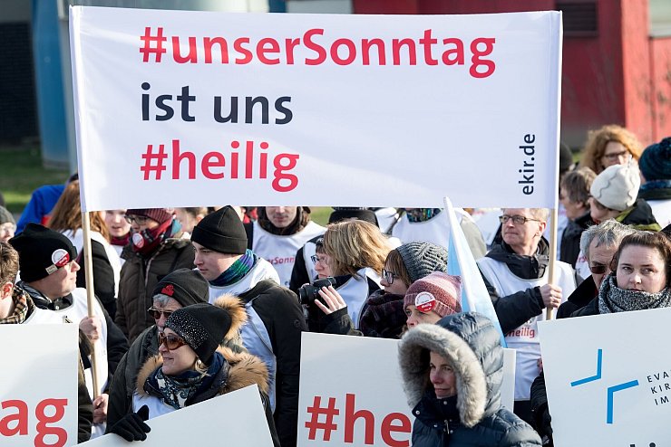 Gegen geplante Gesetzesreformen haben Kirchen und Gewerkschaften demonstriert. (Archivbild) - © Federico Gambarini/dpa